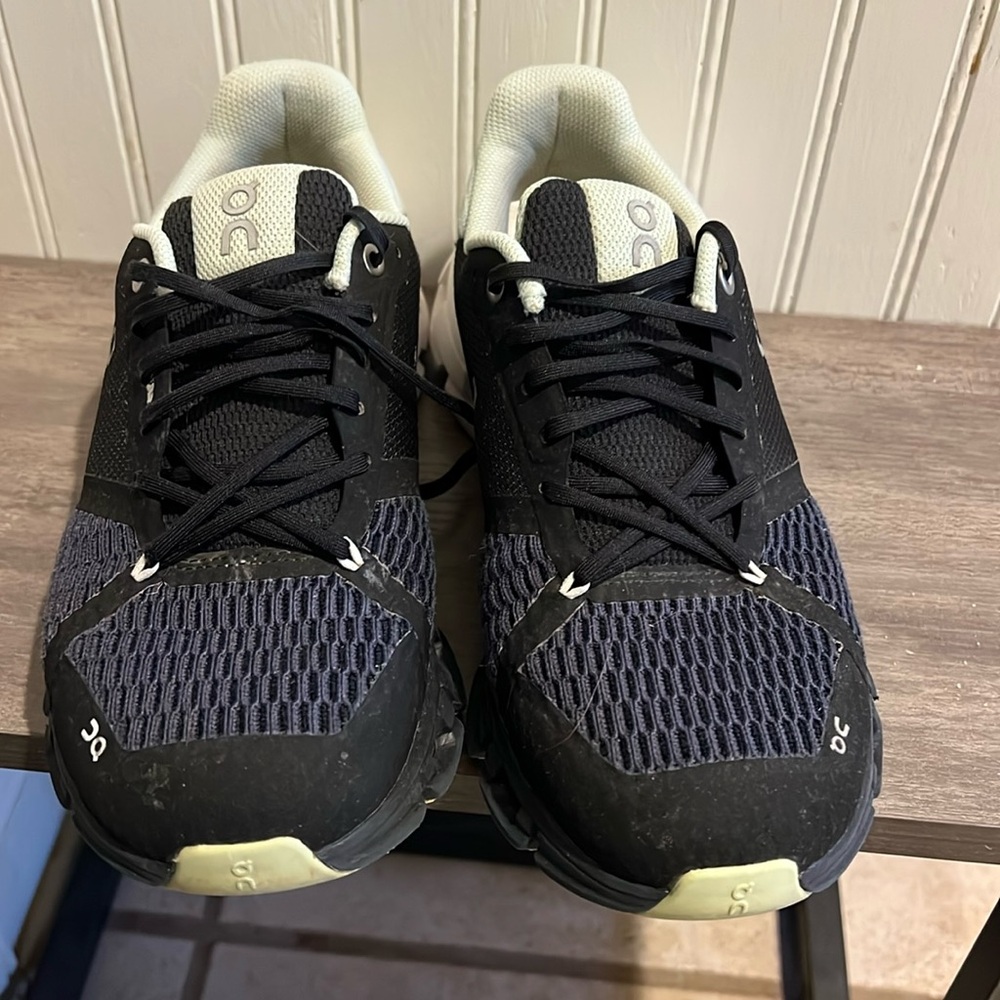 On Cloud Shoes Women’s Size 8